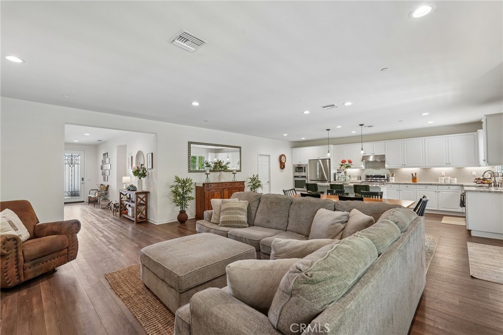 7846 Old Timber Court Riverside, CA 92507 - Photo 6 of 33 Living Room