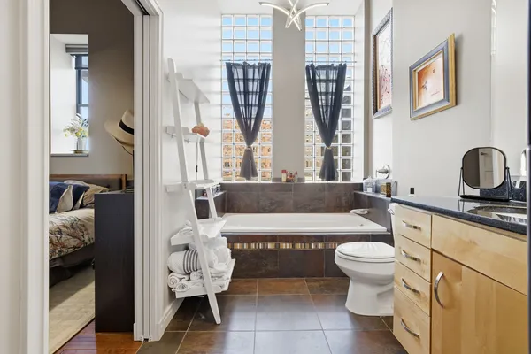 $250,000 | 212 North Center Street, Unit 205, Bloomington, IL 61701