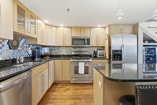 $250,000 | 212 North Center Street, Unit 205, Bloomington, IL 61701