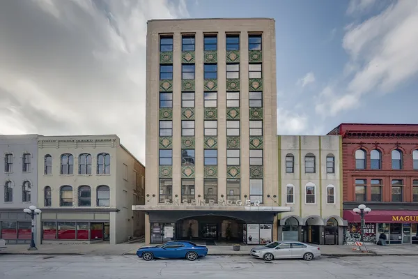 $250,000 | 212 North Center Street, Unit 205, Bloomington, IL 61701