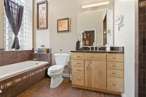 $250,000 | 212 North Center Street, Unit 205, Bloomington, IL 61701