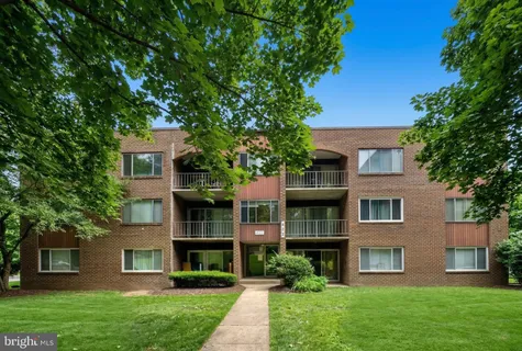 $225,000 | 422 Girard Street, Unit T2, Gaithersburg, MD 20877
