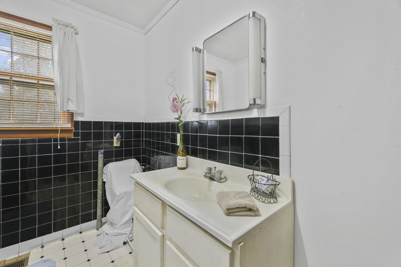 95 Pike Hill Road McMinnville, TN 37110 - Photo 12 of 42 a bathroom with a sink a toilet and mirror