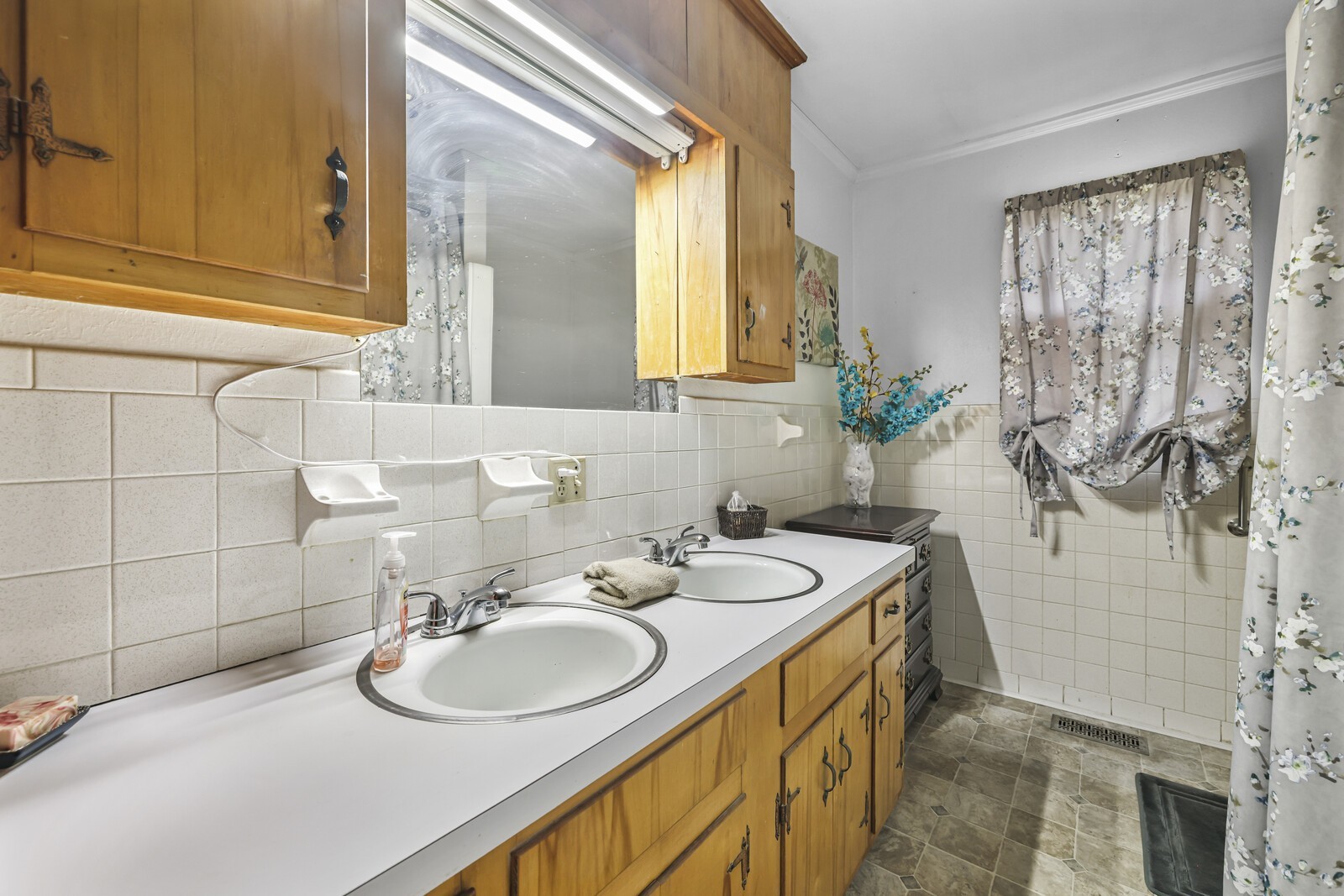 95 Pike Hill Road McMinnville, TN 37110 - Photo 14 of 42 a bathroom with a sink and a mirror