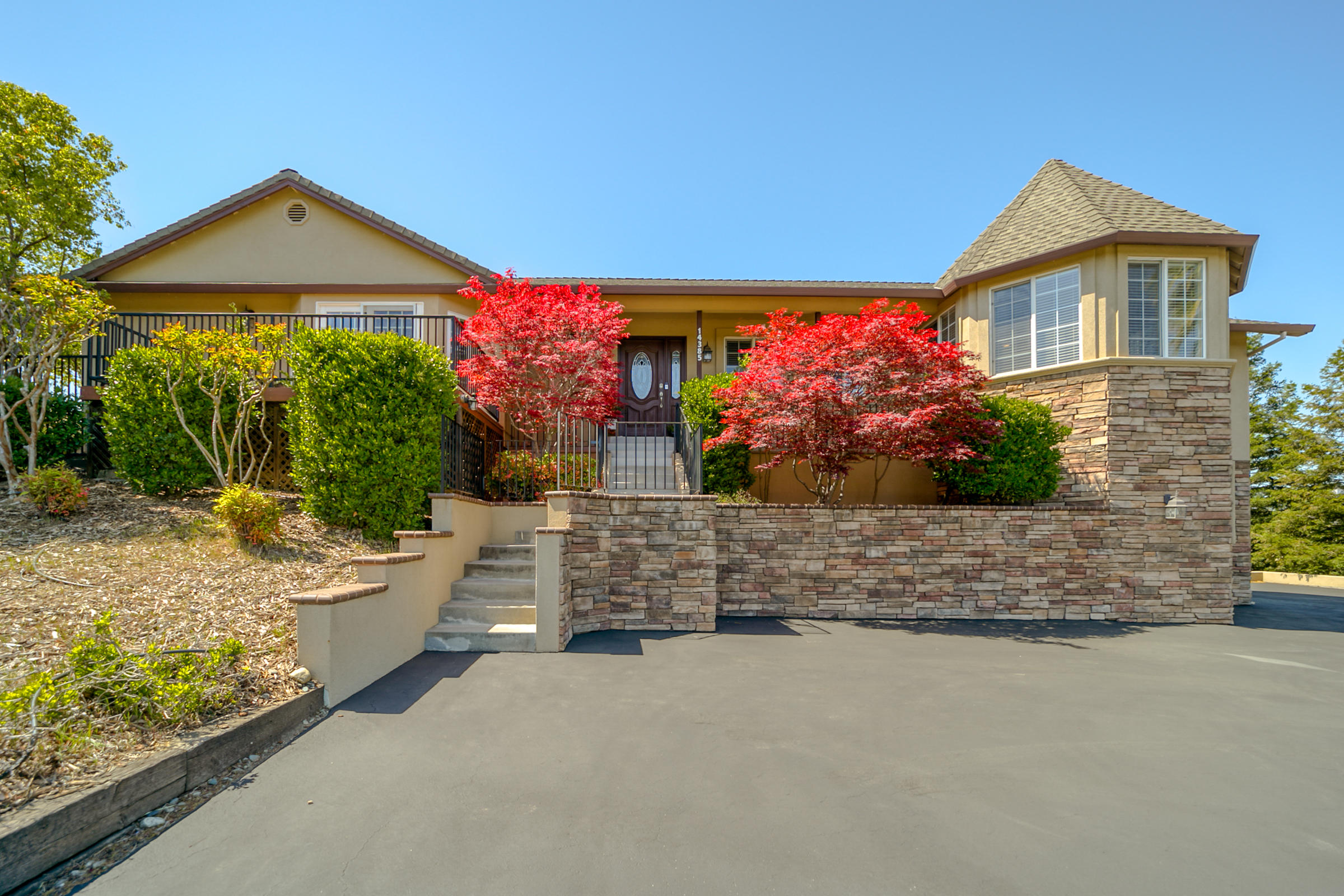 14385 Del Oro Court Red Bluff, CA 96080 - Photo 1 of 33 front view of a house with a yard