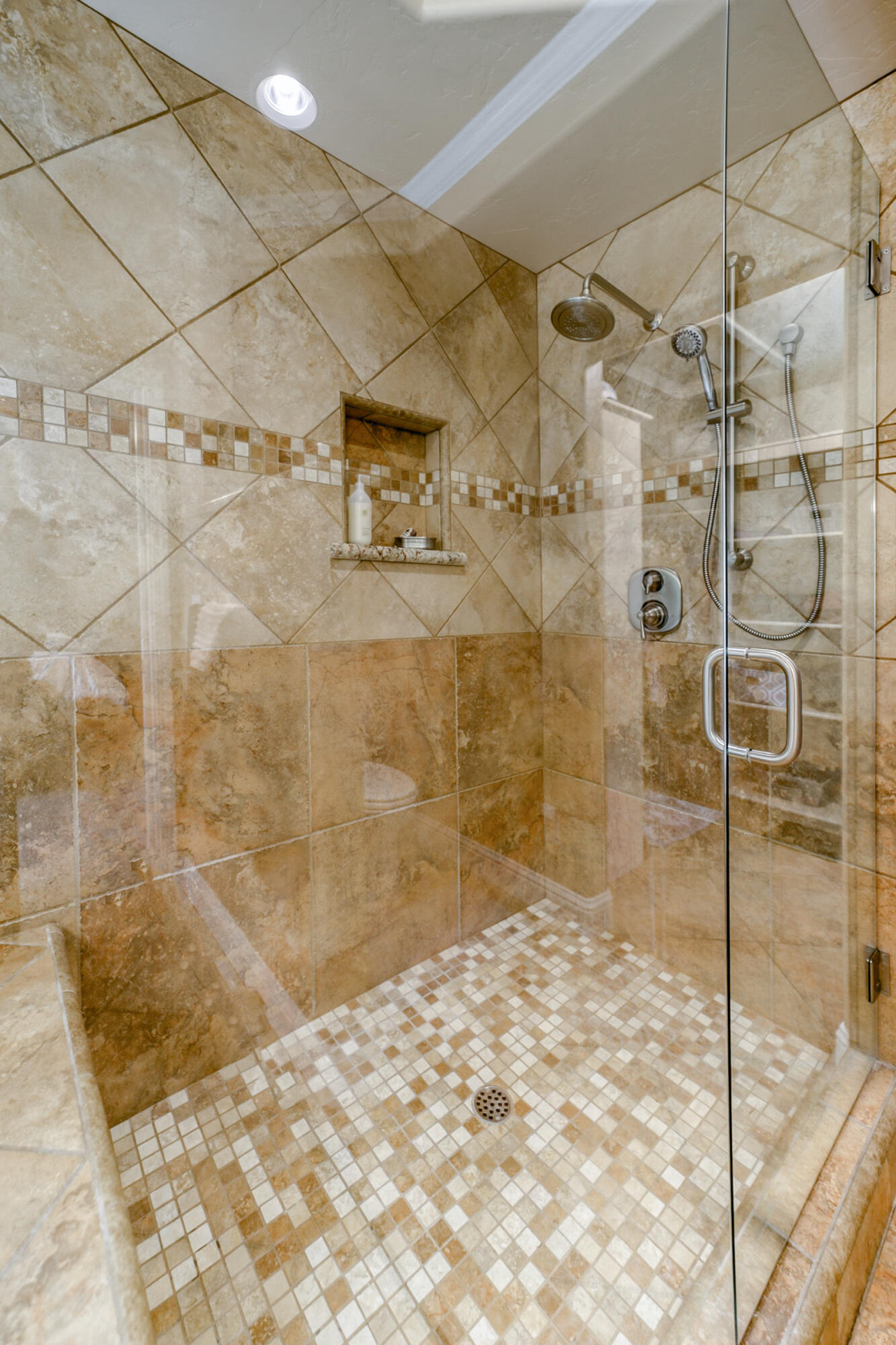 14385 Del Oro Court Red Bluff, CA 96080 - Photo 14 of 33 a bathroom with a shower