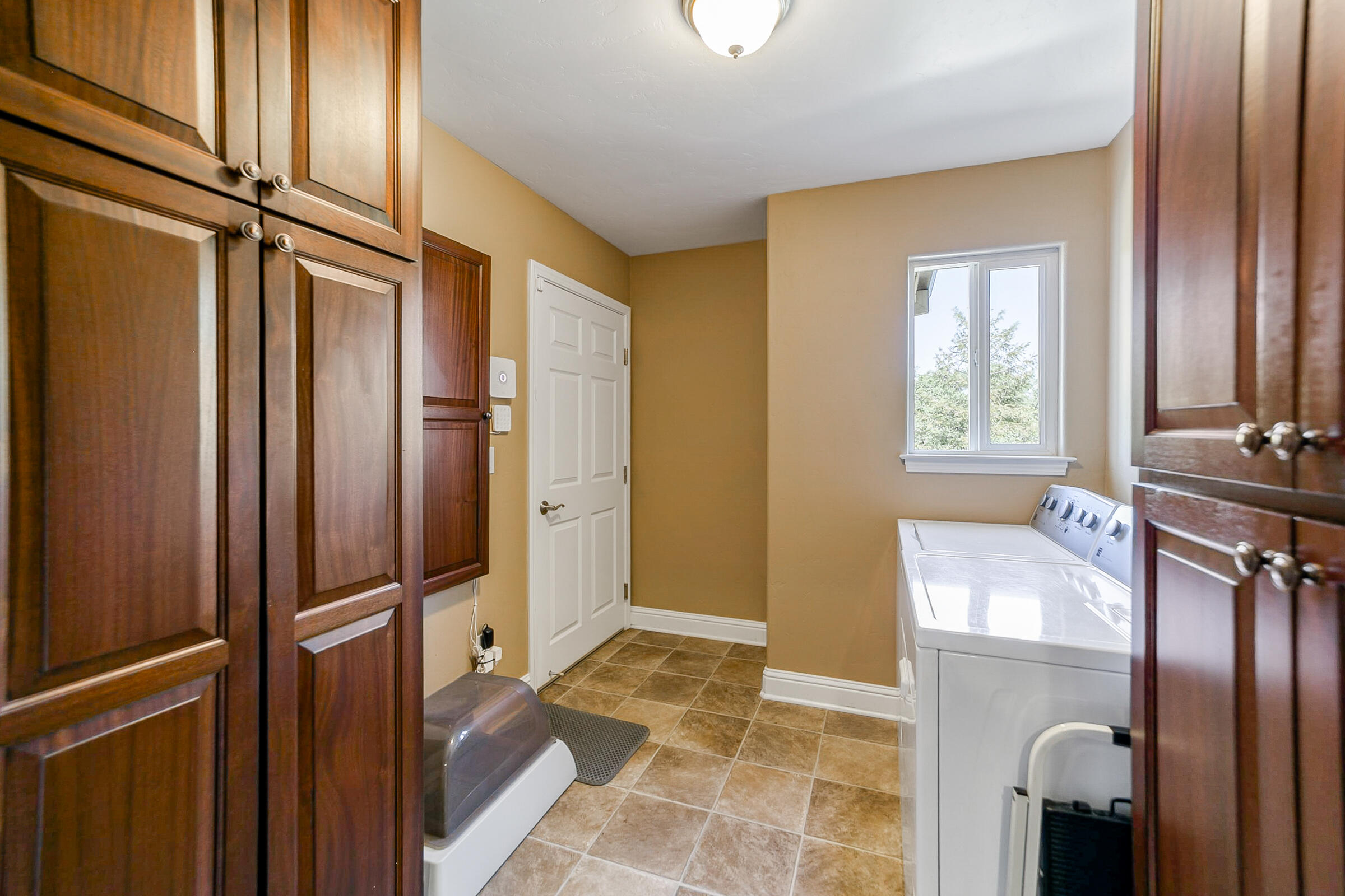 14385 Del Oro Court Red Bluff, CA 96080 - Photo 31 of 33 a bathroom with a tub and shower