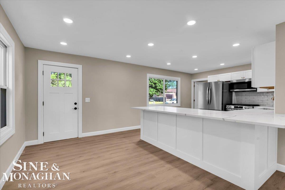 985 Fairledge Street Lake Orion, MI 48362 - Photo 2 of 40 50210387-f2bf0776-3722-4b47-808f-6c4d701d36f6.JPG