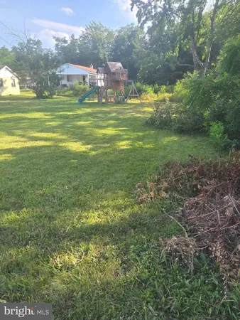 a view of a house with backyard and garden