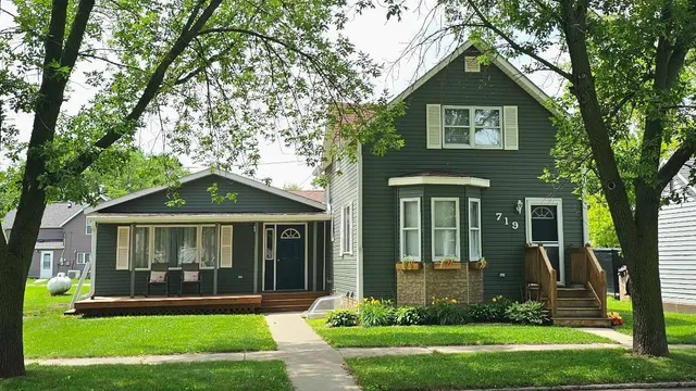 $149,900 | 719 4th Street, Graceville, MN 56240