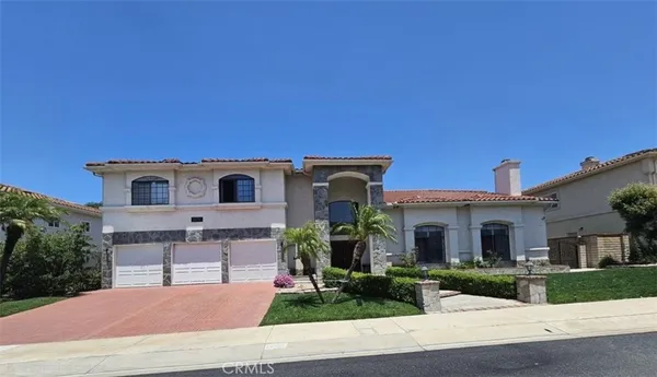 a front view of house with garage and yard