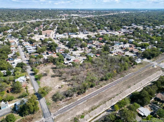 a view of a garden with basketball court