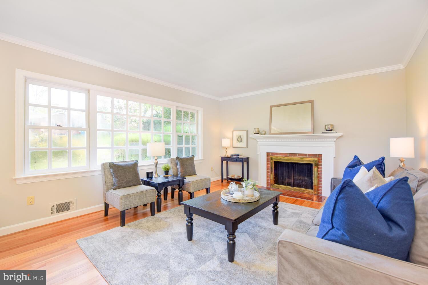 2305 Windsor Road Alexandria, VA 22307 - Photo 4 of 30 Lght filled living room with hardwood floors