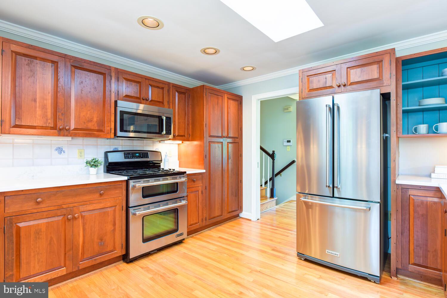 2305 Windsor Road Alexandria, VA 22307 - Photo 8 of 30 Updated kitchen with stainless appliances