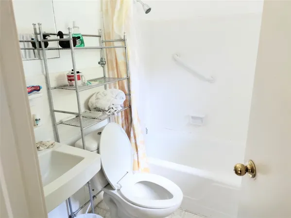 $2,450 | 5559 Aspen Street, Bellaire, TX 77401