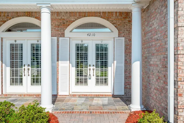 a view of entryway with a front door