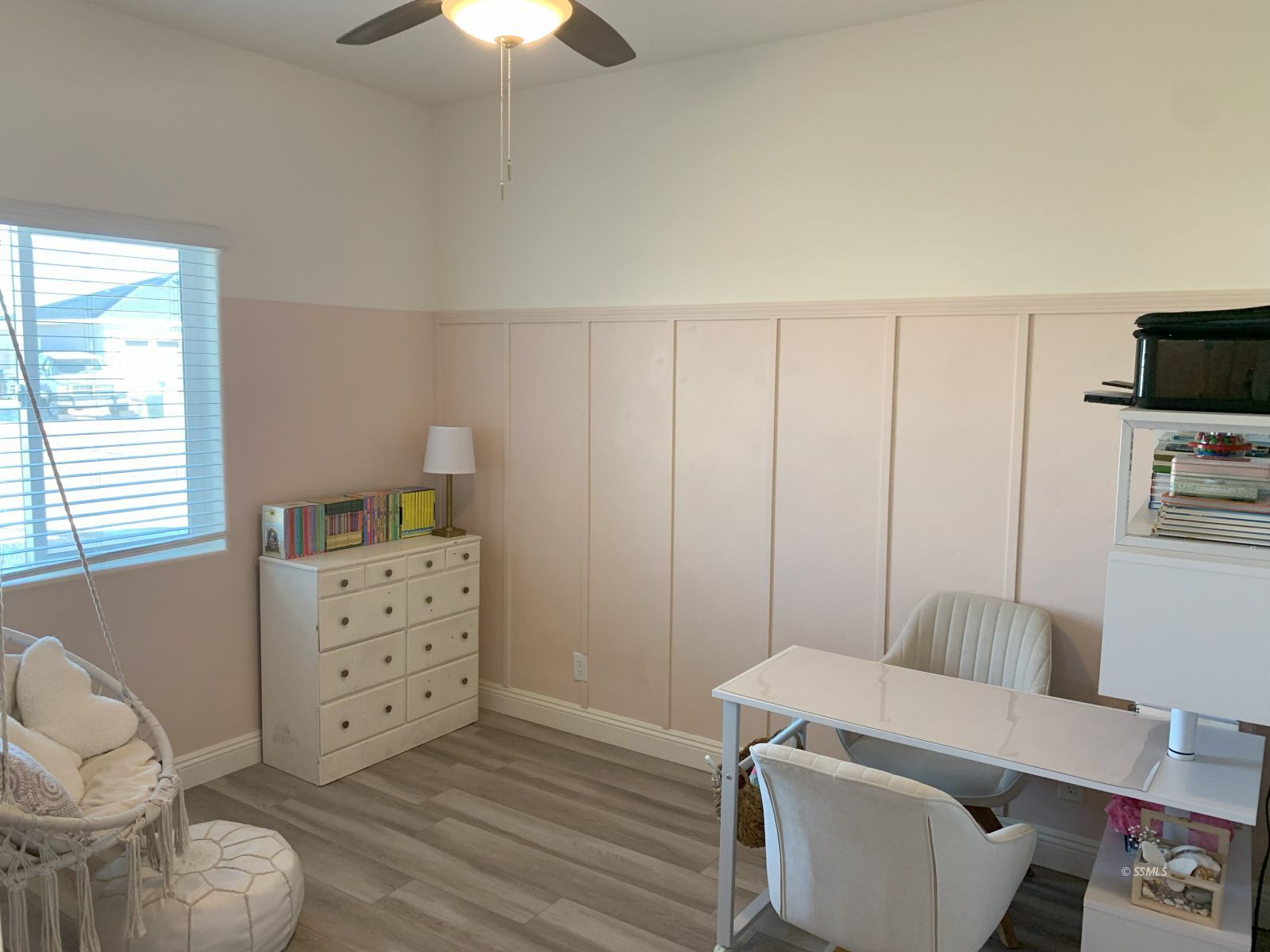 419 Thomas Street Ridgecrest, CA 93555 - Photo 24 of 32 a living room with furniture and a flat screen tv