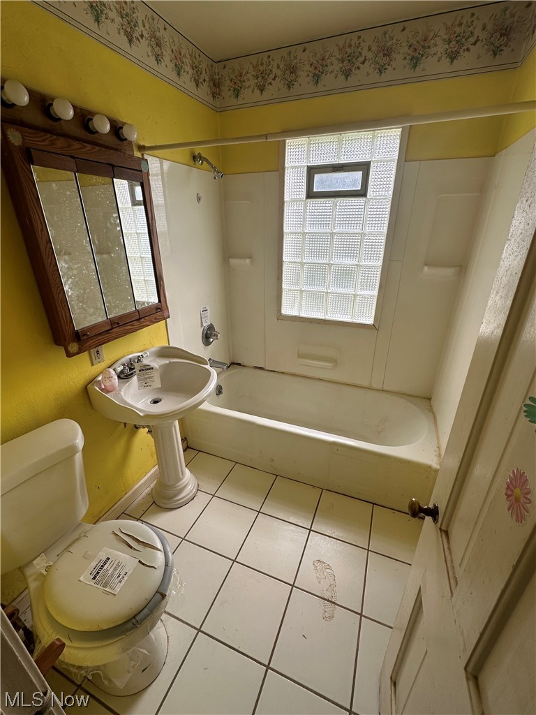 176 East Wilbeth Road Akron, OH 44301 - Photo 10 of 17 Full bathroom with tile floors, toilet, sink, and bathing tub / shower combination