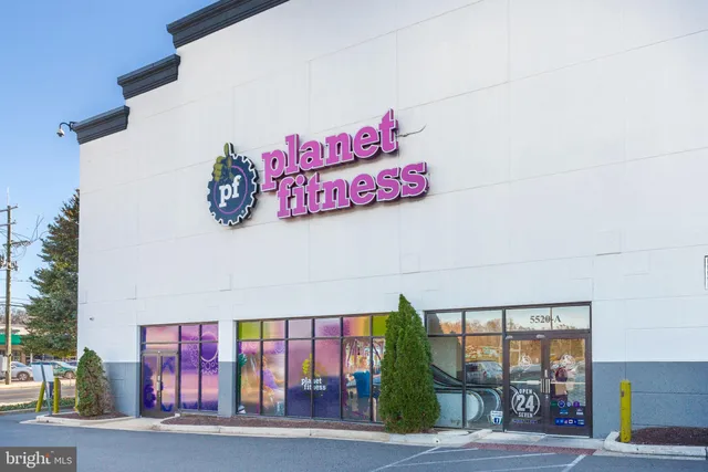 a picture of a bench in front of a wall