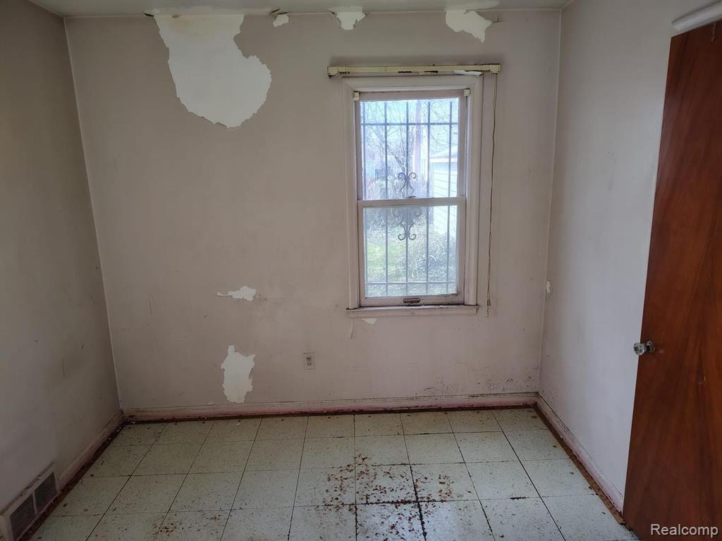 18525 Westmoreland Road Detroit, MI 48219 - Photo 5 of 8