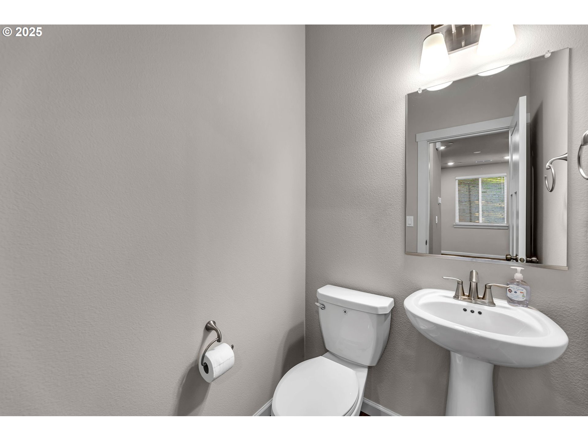 4147 South Canyon View Circle Ridgefield, WA 98642 - Photo 20 of 44 a bathroom with a toilet sink and mirror