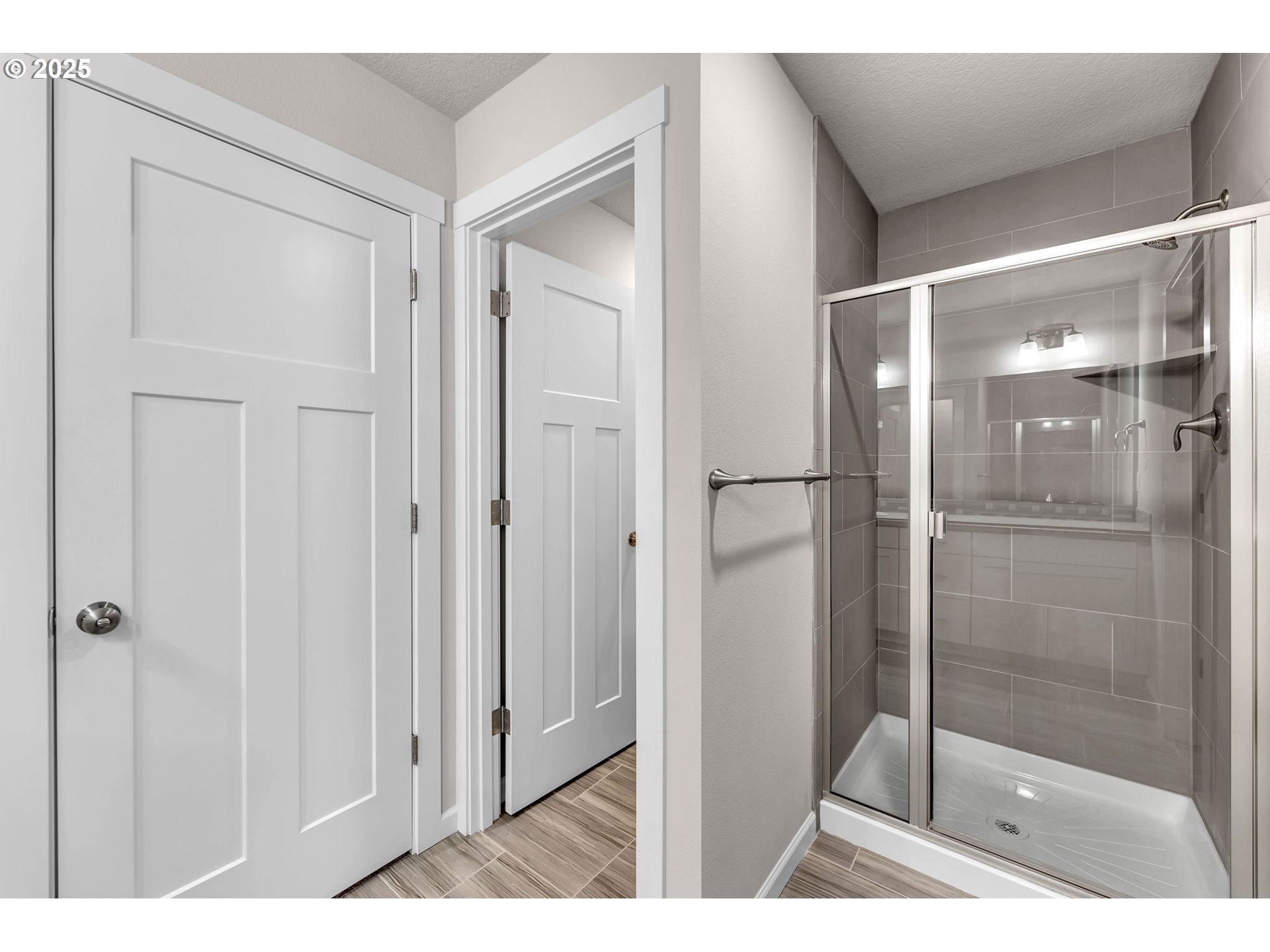 4147 South Canyon View Circle Ridgefield, WA 98642 - Photo 28 of 44 a bathroom with a shower