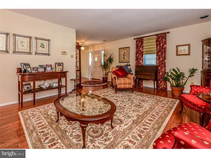 11815 Dumont Road Philadelphia, PA 19116 - Photo 8 of 25 Living Room