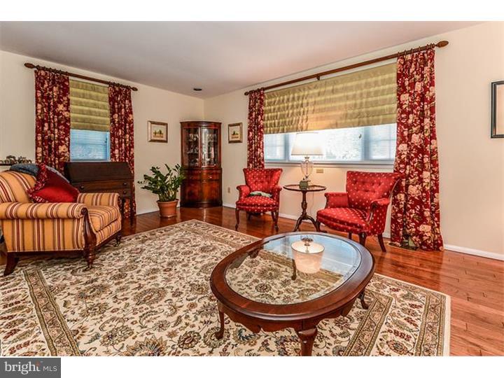 11815 Dumont Road Philadelphia, PA 19116 - Photo 9 of 25 Living Room