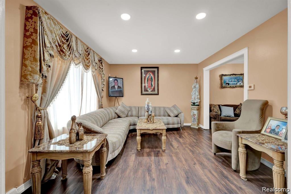 5583 Farmington Road West Bloomfield, MI 48322 - Photo 9 of 31 Gallery Image 9