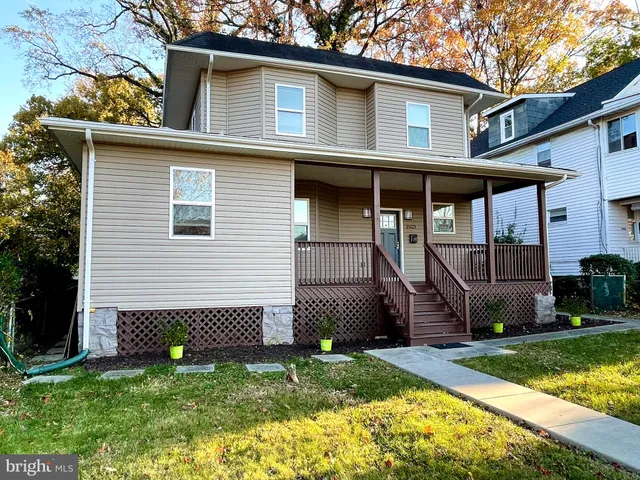 a view of a house with a yard and plants