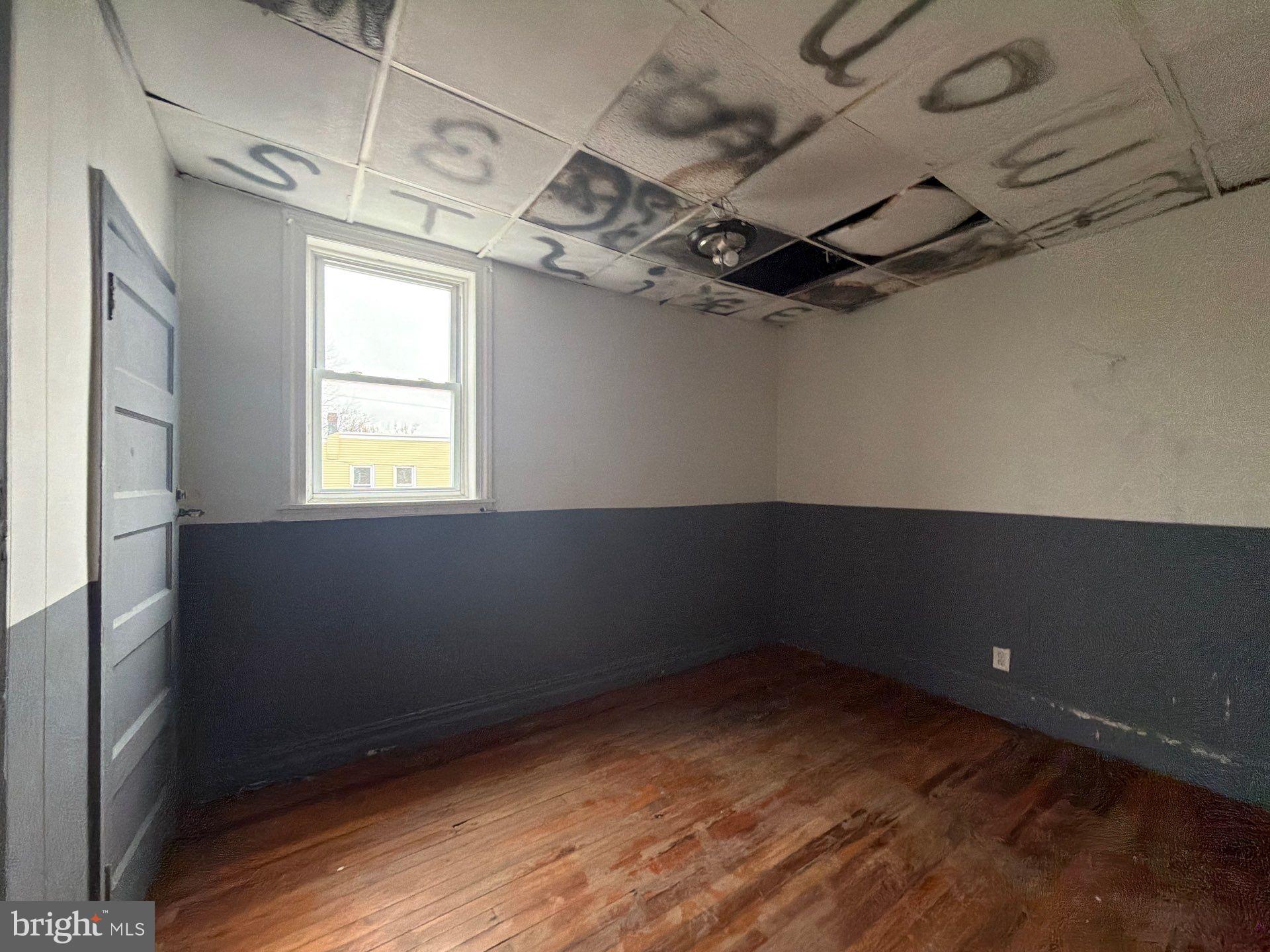 800 West 11th Street Chester, PA 19013 - Photo 14 of 17 en empty room with windows