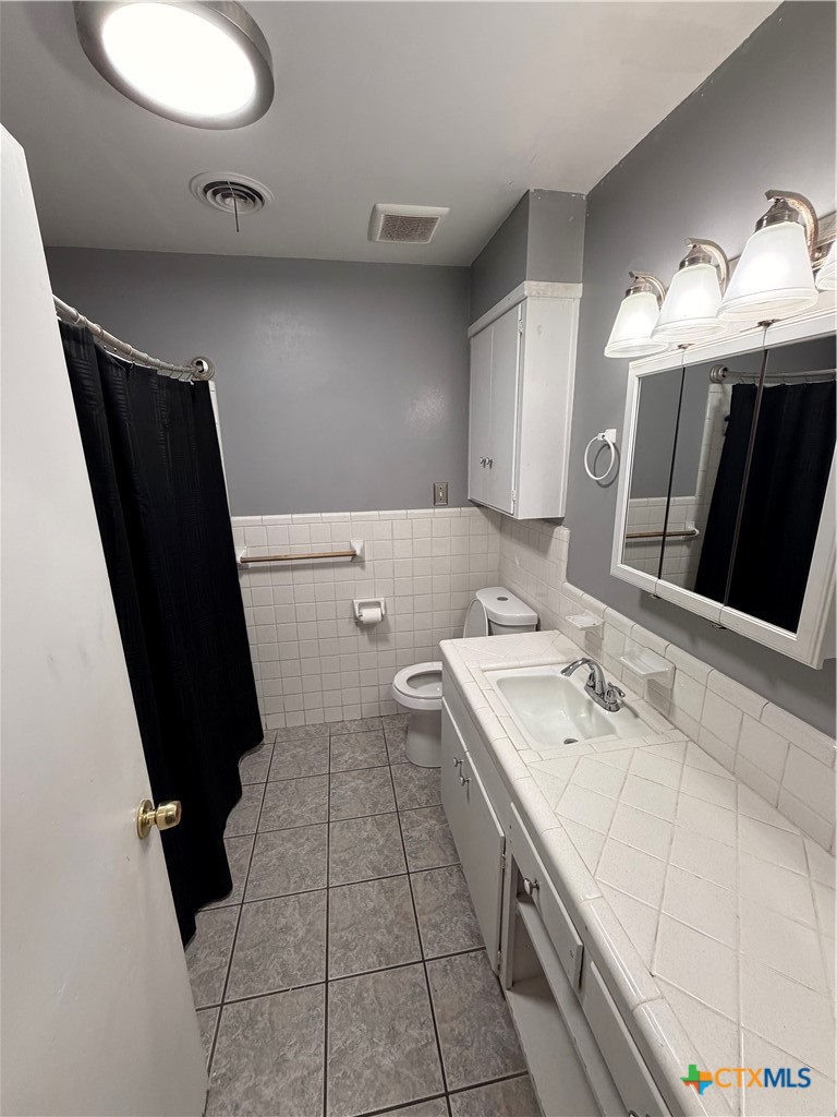 3504 Erwin Avenue Victoria, TX 77901 - Photo 12 of 16 a bathroom with a sink toilet and mirror