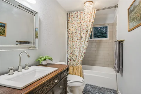 a view of utility room and washer