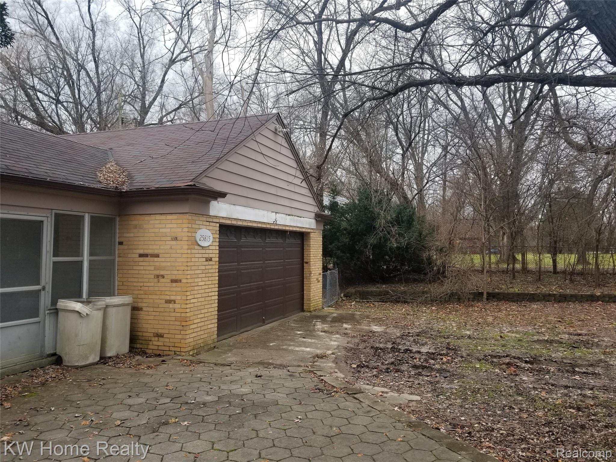 25815 Farmbrook Road Southfield, MI 48034 - Photo 15 of 34 ATTACHED 2 CAR GARAGE W/FOLD UP DOOR