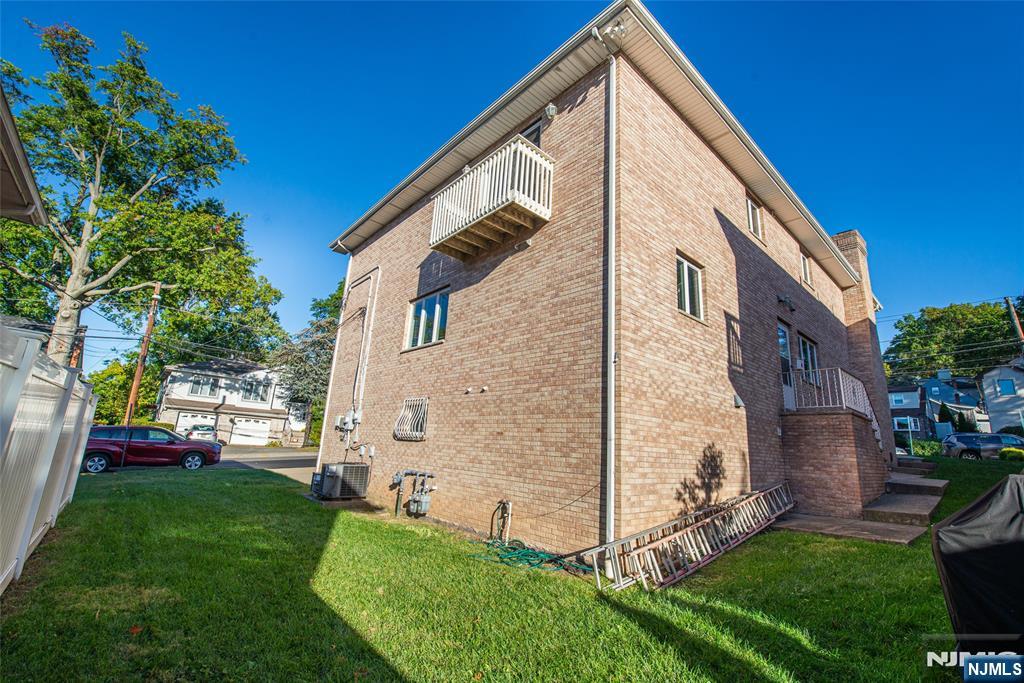 405 Chestnut Street, Unit 1 Ridgefield, NJ 07657 - Photo 3 of 24 a view of backyard with a garden
