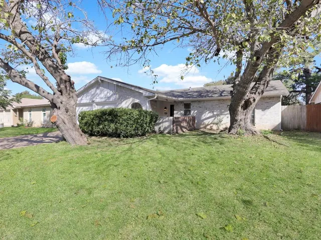 $2,400 | 2309 Norwich Court, Arlington, TX 76015