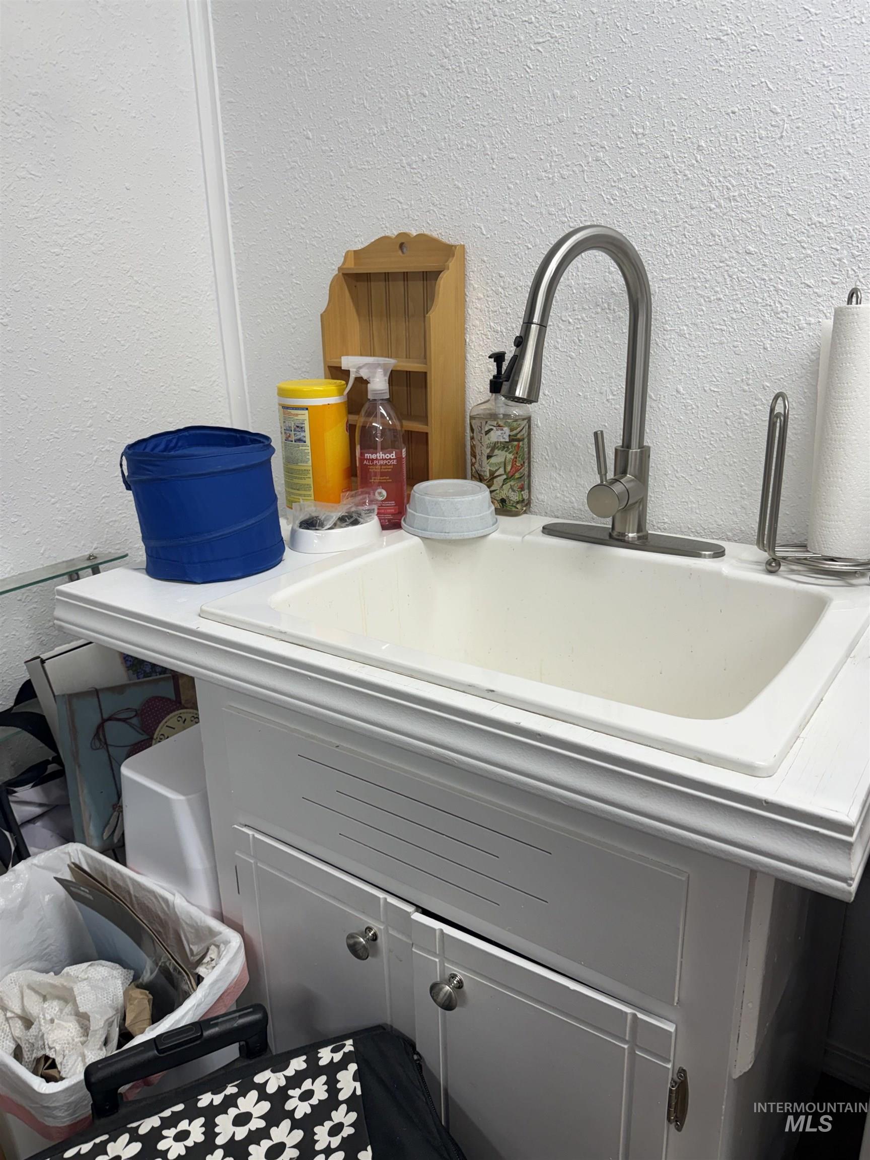 1653 Kidder Ridge Road Kamiah, ID 83536 - Photo 29 of 47 Detailed view of a textured wall and a sink