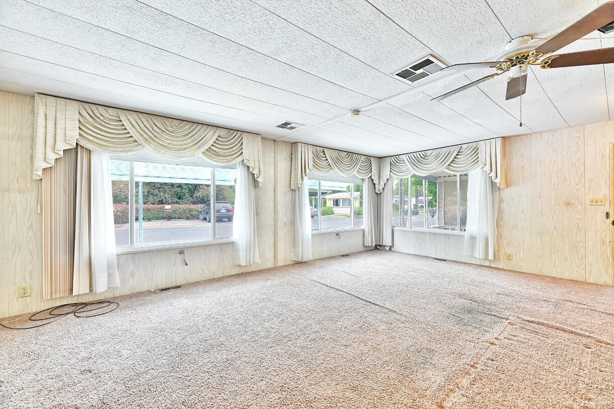 2252 Table Rock Road, Unit 59 Medford, OR 97501 - Photo 4 of 19 04 Living room