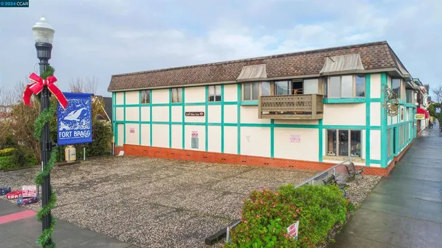 a view of a house with backyard porch and wooden floor