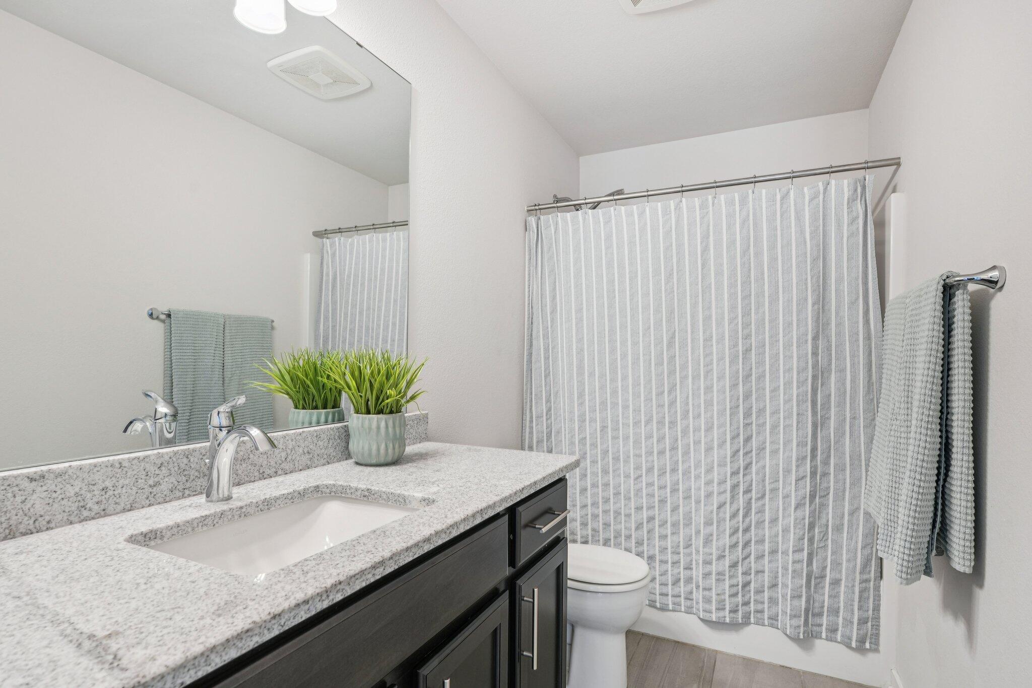 W206-n17471 Hidden Creek Road Jackson, WI 53037 - Photo 18 of 20 Second Floor Bath