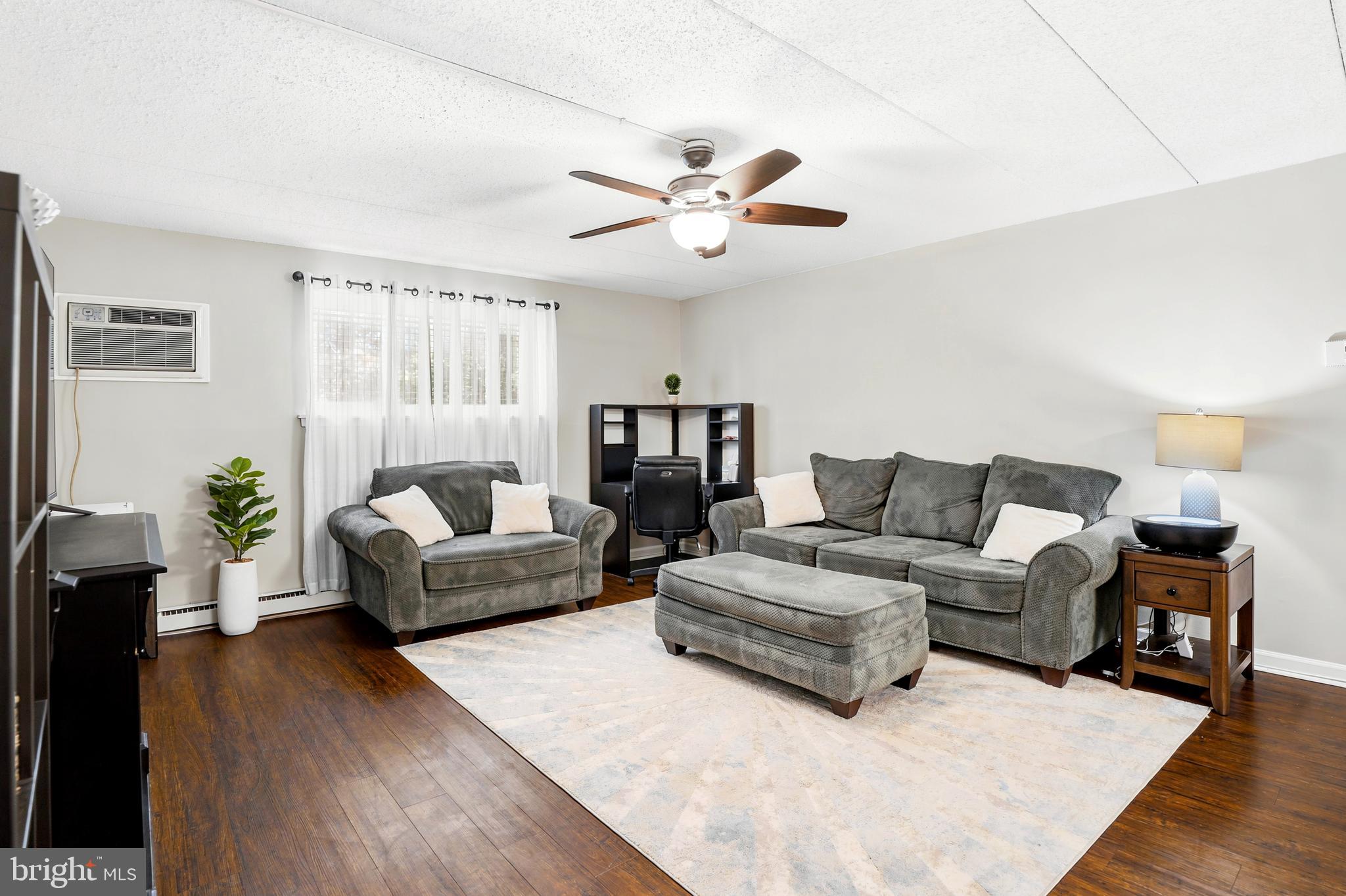 400 Glendale Road, Unit A22 Havertown, PA 19083 - Photo 3 of 17 Living room view from entrqnce