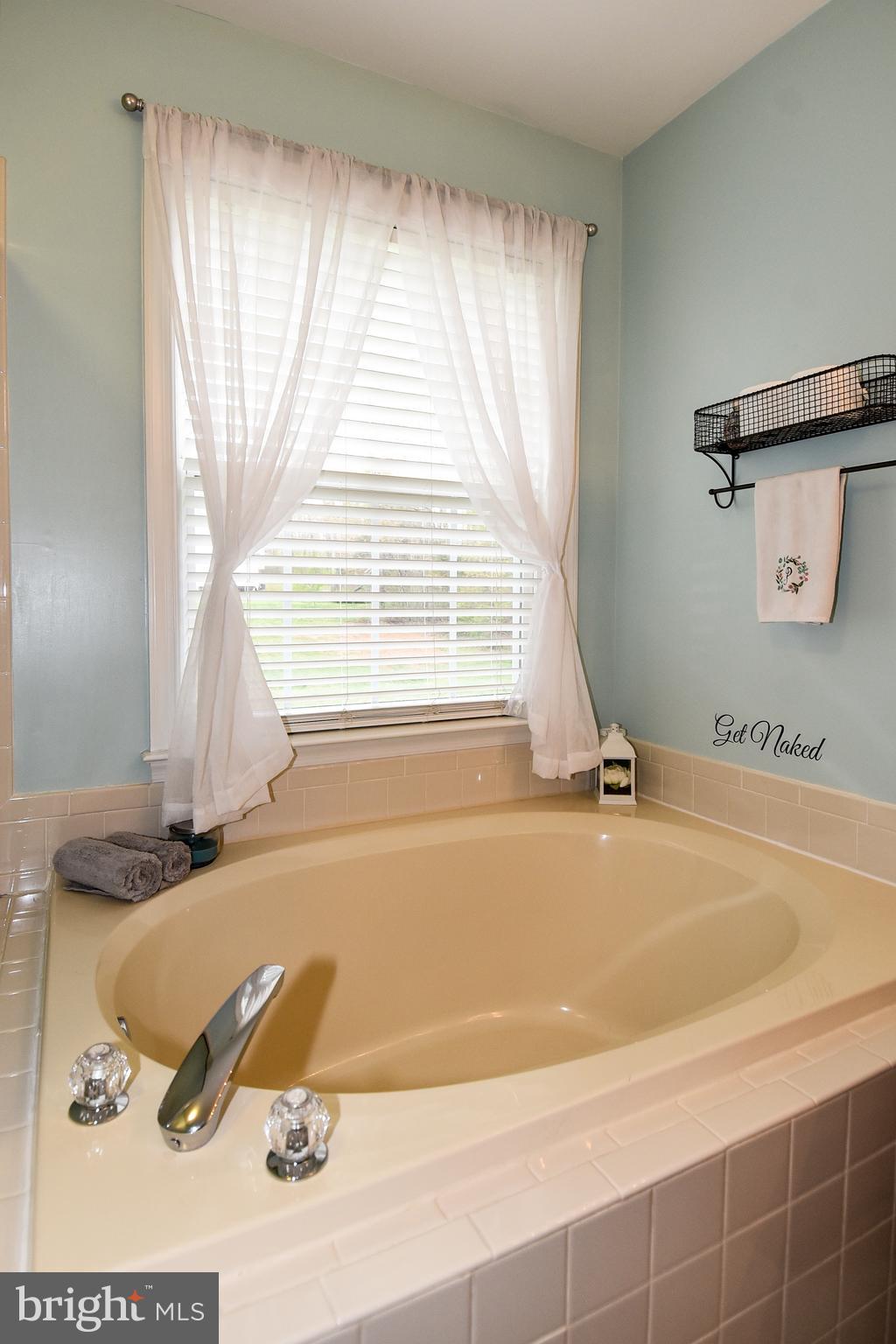 8 Ridgeway Road Stafford, VA 22556 - Photo 17 of 31 Relax in the soaking tub