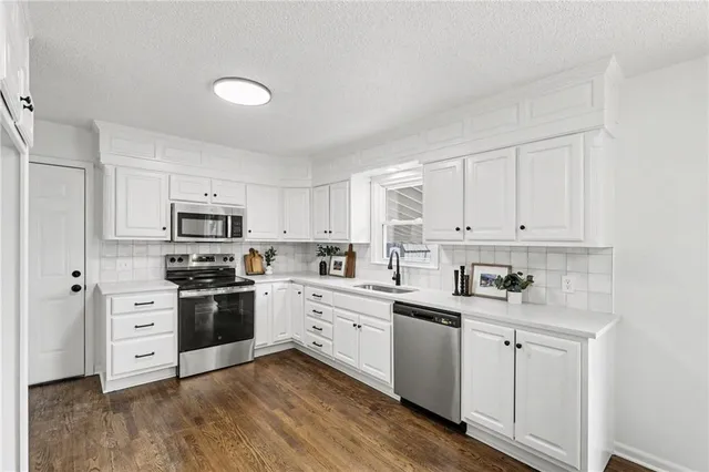 $379,000 | 960 Glengera Street, Peculiar, MO 64078