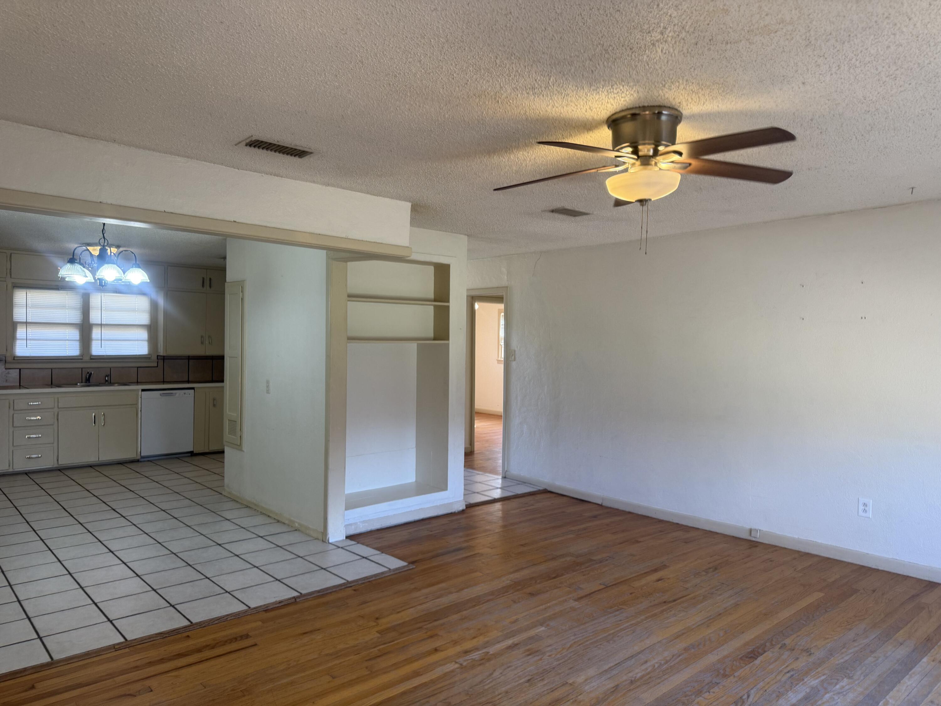 4913 40th Street Lubbock, TX 79414 - Photo 5 of 25 IMG_5707