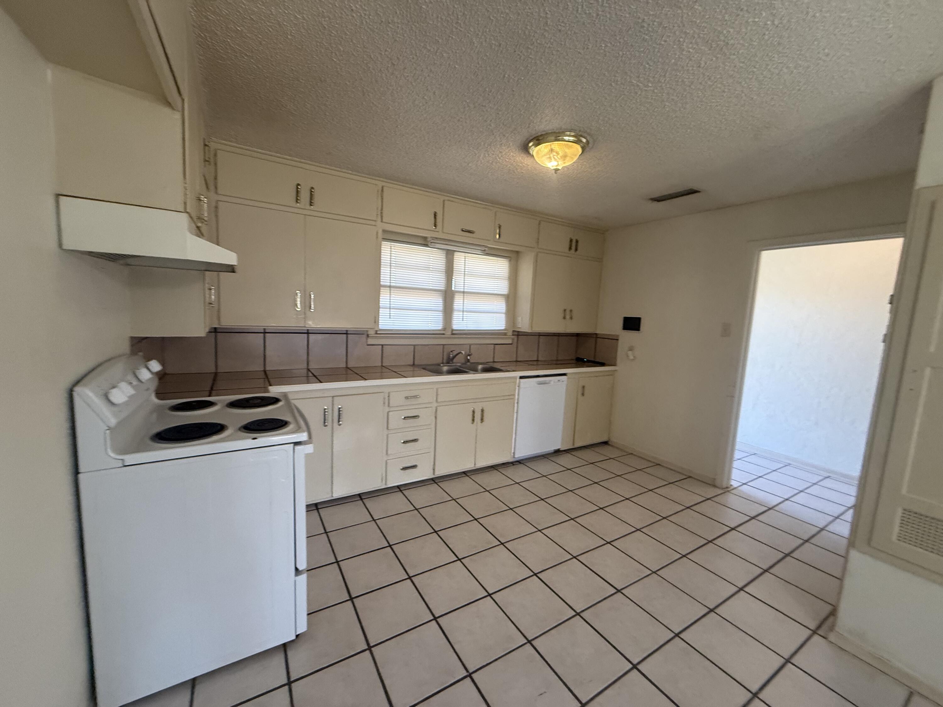 4913 40th Street Lubbock, TX 79414 - Photo 9 of 25 IMG_5699