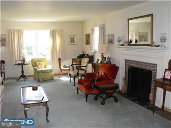 1618 Meadowlark Road Wyomissing, PA 19610 - Photo 5 of 12 Living Room