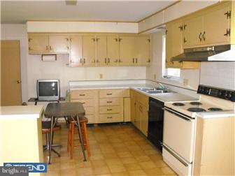 1618 Meadowlark Road Wyomissing, PA 19610 - Photo 7 of 12 Kitchen