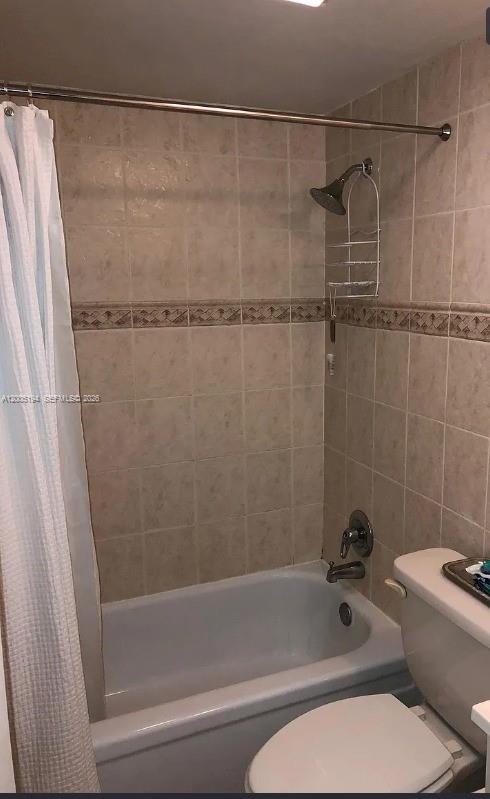 7705 Southwest 86th Street, Unit B211 Miami, FL 33143 - Photo 6 of 22 a bathroom with a toilet and a bathtub