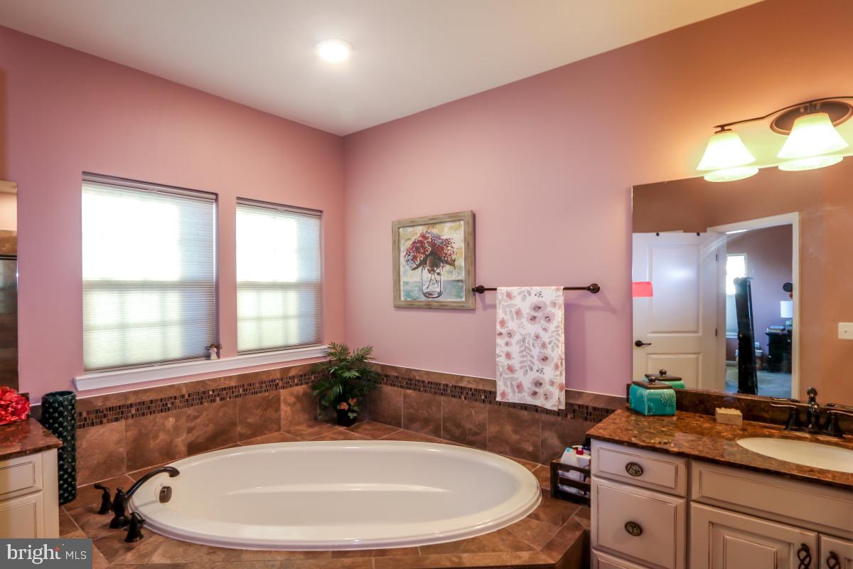 13603 Rockingham Lane Gainesville, VA 20155 - Photo 12 of 36 Soaker Tub in Master Bathroom