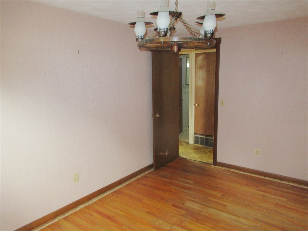 35 Tioga Street Springfield, MA 01128 - Photo 10 of 22